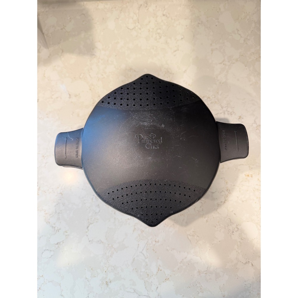 Pampered Chef 2 Quart Micro-Cooker Black Microwave Steamer Strainer Lid 2778